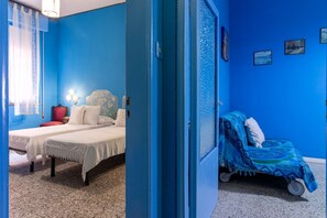 2 bedrooms - GuestHost - Apartment located on the second floor of a three-story building with no elevator.In 60 square meters of space it comfortably accommodates 6 people, with one double bedroom, one with two single beds and a sofa bed in the living room.The proper (Ferrara)