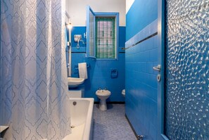 Bathtub, bidet - GuestHost - Apartment located on the second floor of a three-story building with no elevator.In 60 square meters of space it comfortably accommodates 6 people, with one double bedroom, one with two single beds and a sofa bed in the living room.The proper (Ferrara)