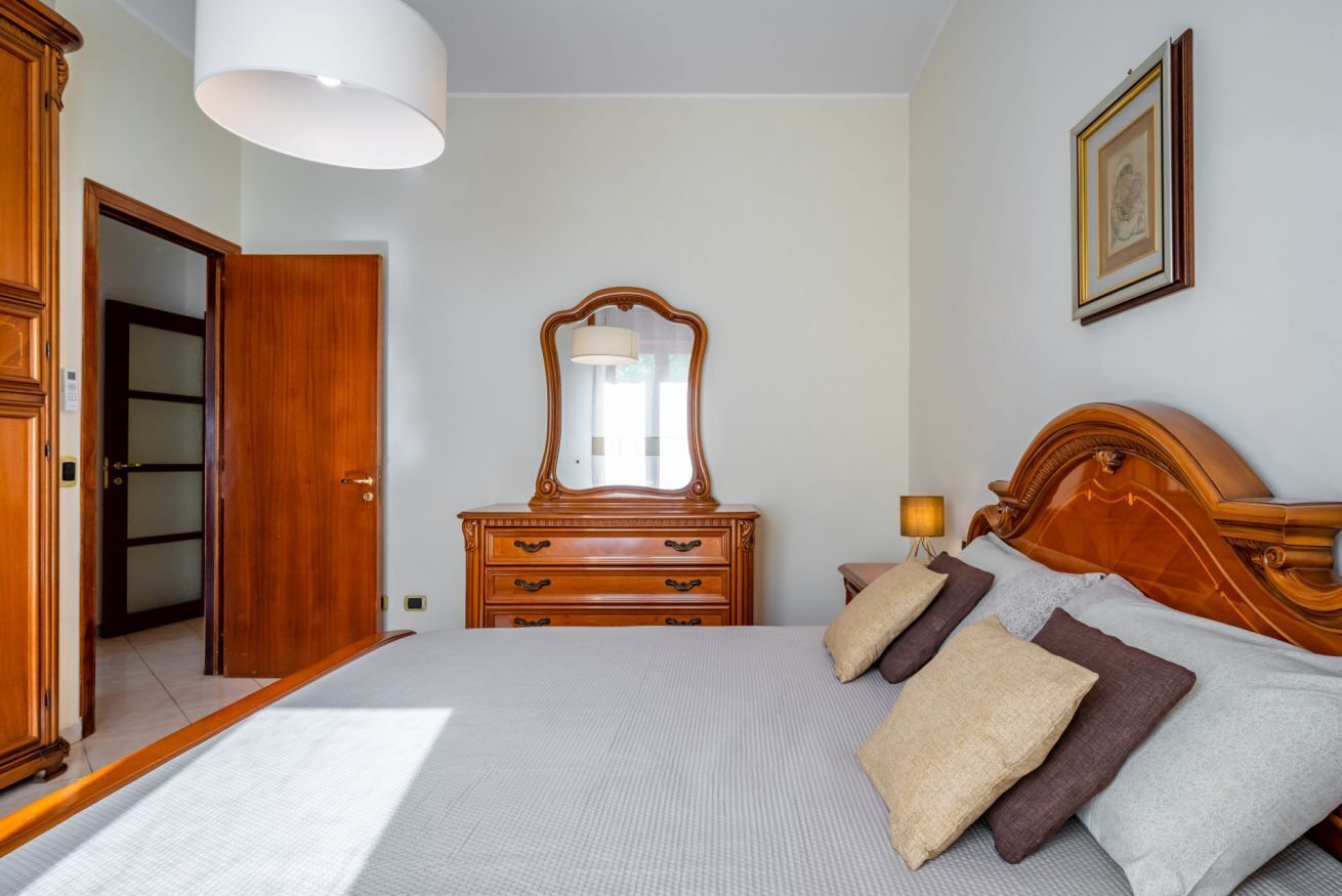2 habitaciones, tabla de planchar con plancha y ropa de cama 