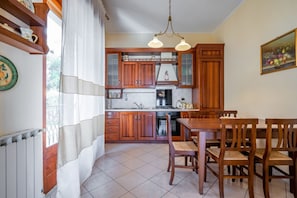 Kühlschrank, Ofen, Herdplatte, Wasserkocher