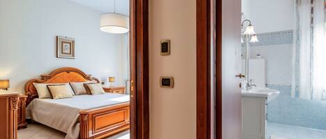 2 bedrooms, iron/ironing board, bed sheets