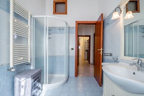 Shower, hair dryer, bidet, towels