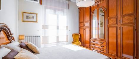 2 Schlafzimmer, Bügeleisen/Bügelbrett, Bettwäsche