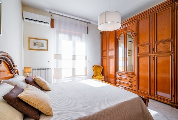 2 bedrooms, iron/ironing board, bed sheets