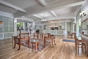 Dining - Paradise Private Unit, Ocean View, Queen Bed, Downtown Kona (Kailua-Kona)