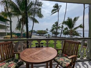 Outdoor dining - Paradise Private Unit, Ocean View, Queen Bed, Downtown Kona (Kailua-Kona)