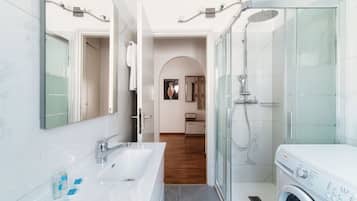 Shower, hair dryer, bidet, towels