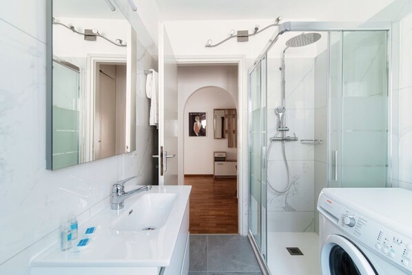 Shower, hair dryer, bidet, towels