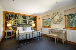 6 bedrooms, iron/ironing board, WiFi, bed sheets