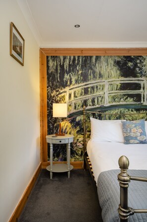 6 bedrooms, iron/ironing board, WiFi, bed sheets - Uniquely modern designer five bedroom Lodge in the Highlands (Kirkhill)