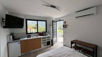 Schreibtisch, Internetzugang, BettwÀsche