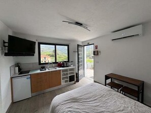 办公桌、上网接入、床单