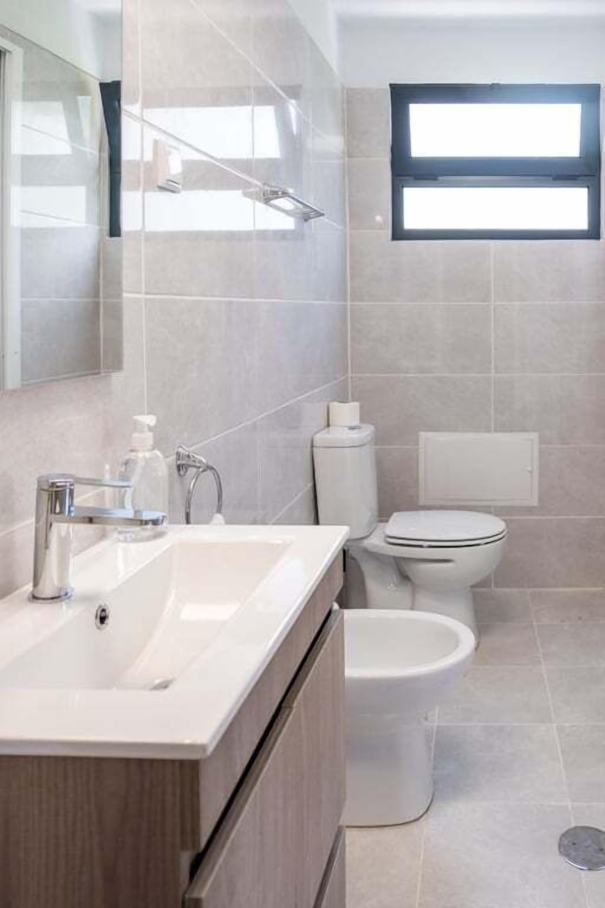 Een douche, een haardroger, handdoeken, zeep