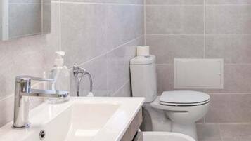 Douche, sĂšche-cheveux, serviettes fournies, savon