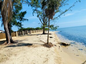 På stranden