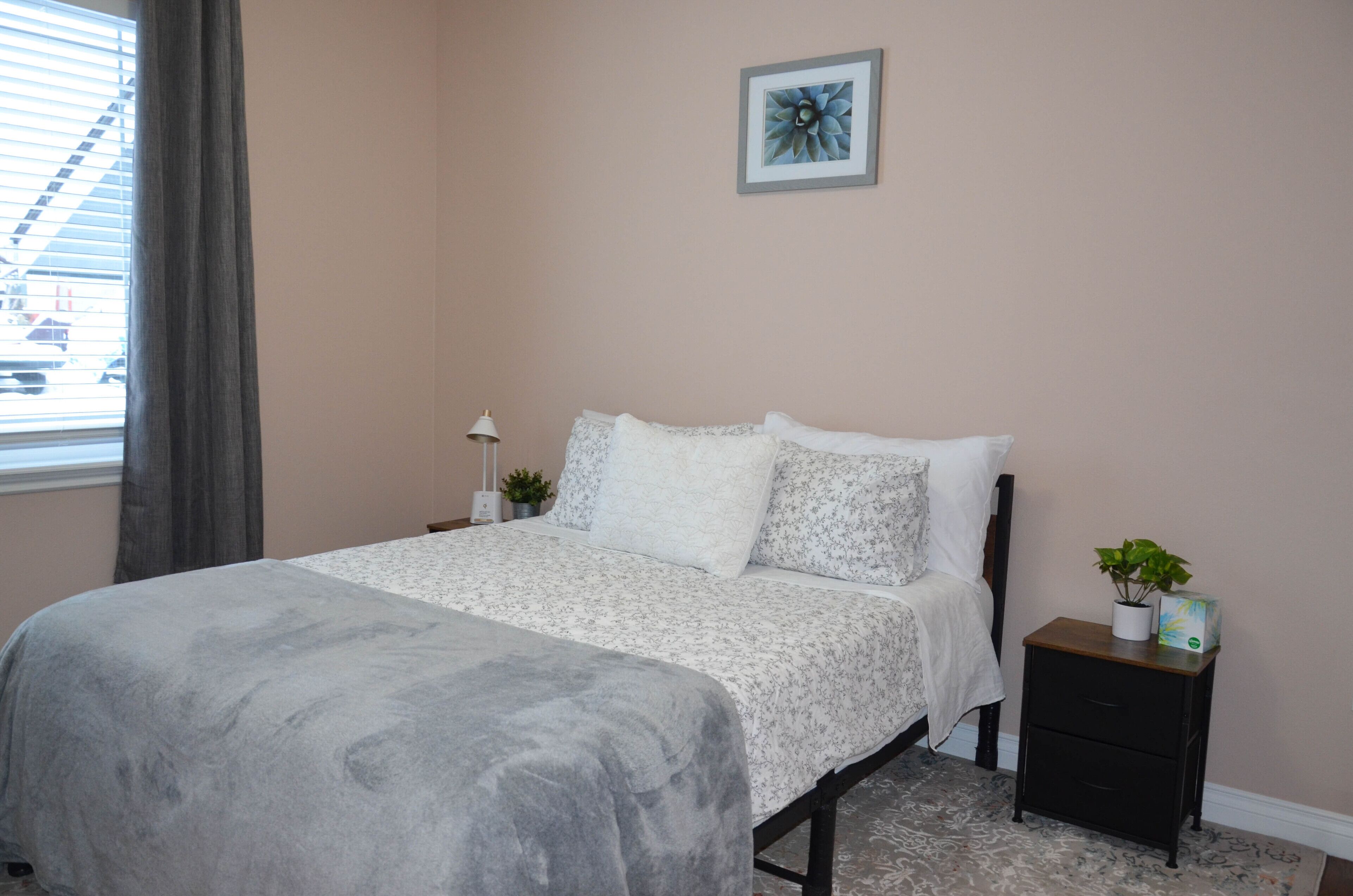 2 habitaciones, tabla de planchar con plancha, wifi y ropa de cama 