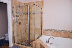 Douche, séchoir à cheveux, serviettes fournies, savon