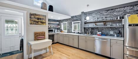 Réfrigérateur, four à micro-ondes, un four, surface de cuisson