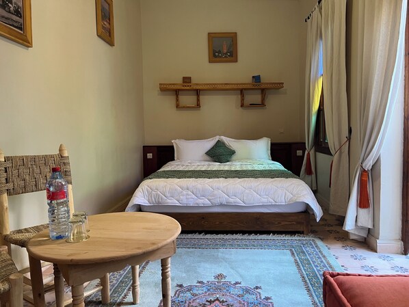 خزنة داخل الغرفة وواي فاي مجانًا وملاءات أسرّة