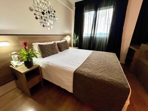 Loftsrom – comfort | 1 soverom, safe på rommet, skrivebord og sengetøy