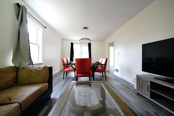 Living area - walking distance to the fall (Niagara Falls)