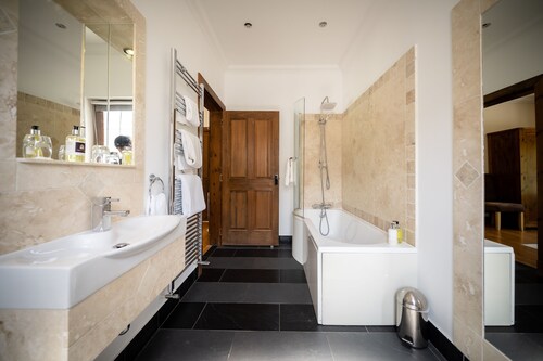 Beautiful and spacious five-bedroom property at the gateway to the Highlands
