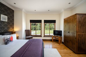 6 bedrooms, iron/ironing board, WiFi, bed sheets