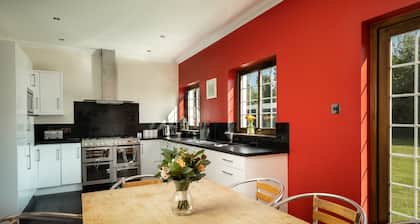 Beautiful and spacious five-bedroom property at the gateway to the Highlands