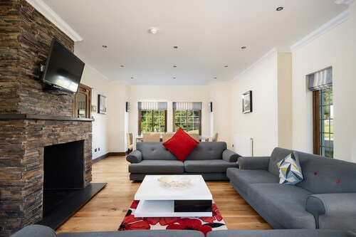 Beautiful and spacious five-bedroom property at the gateway to the Highlands