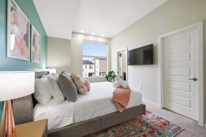 2 bedrooms, iron/ironing board, travel crib, WiFi - CentralPark /Relocation-Ready 2BR / Near DIA / Dog OK (Denver)