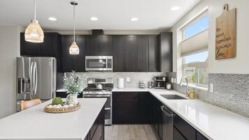 冰箱、微波炉、烤箱、炉灶