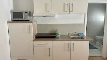 Kühlschrank, Mikrowelle, Herdplatte, Wasserkocher mit Kaffee-/Teezubehör