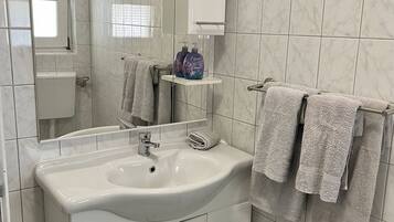 Dusche, Haartrockner, Handtücher, Seife