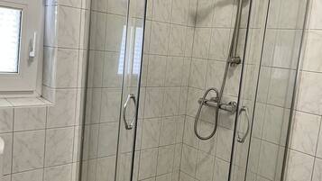 Dusche, Haartrockner, Handtücher, Seife