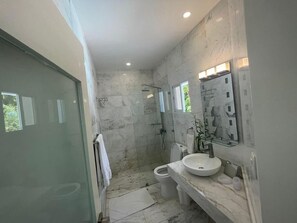 Shower, hair dryer, towels, soap - Nice  villa with pool 5 min from beach and 3 min from shooting Randell and hotel (La Romana)