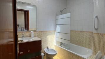 Een haardroger, handdoeken, zeep, toiletpapier