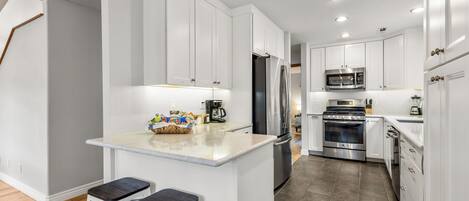 Refrigerador, microondas, horno y parrilla de estufa