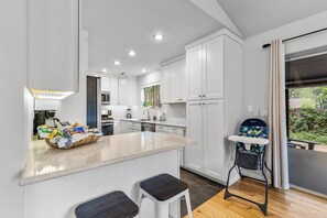 ثلاجة، ميكروويف، فرن، موقد طهي مسطح