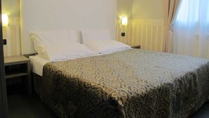 A hotel room with a large bed, two bedside tables, and a nightstand. - Hotel Laguna Residence (Mestre)