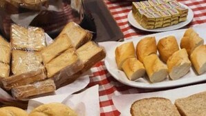 A table with various baked goods including bread rolls, baguettes, and pastries. - Hotel Laguna Residence (Mestre)