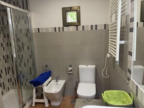 Douche, sèche-cheveux, bidet, serviettes fournies