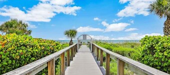 Seaside Condo With Heated Pool, Hot Tub, And BBQ Grills! 🌊🌴