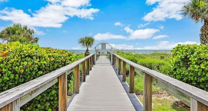 Seaside Condo With Heated Pool, Hot Tub, And BBQ Grills! 🌊🌴