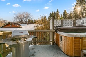 BBQ/picnic area - Chateau De Bjorne (Big Bear Lake)