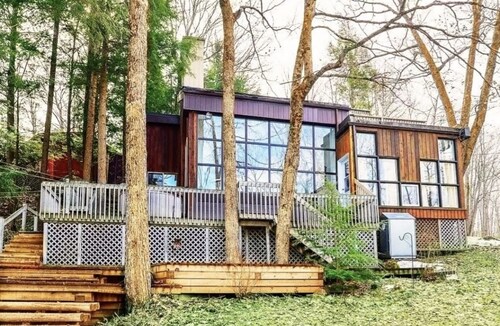 Spacious 5 bedroom waterfront cottage. Billiard, TV, 3 kayaks, fishing, swimming