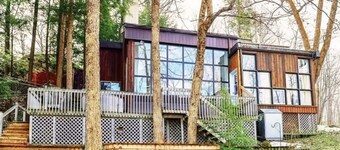 Spacious 5 bedroom waterfront cottage. Billiard, TV, 3 kayaks, fishing, swimming