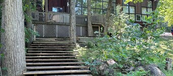 Spacious 5 bedroom waterfront cottage. Billiard, TV, 3 kayaks, fishing, swimming