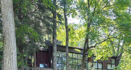 Spacious 5 bedroom waterfront cottage. Billiard, TV, 3 kayaks, fishing, swimming