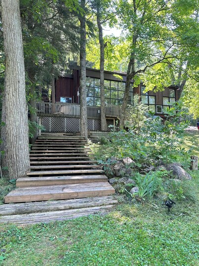 Spacious 5 bedroom waterfront cottage. Billiard, TV, 3 kayaks, fishing, swimming