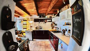 Frigorifero, piano cottura, lavastoviglie, macchina per tè/caffè